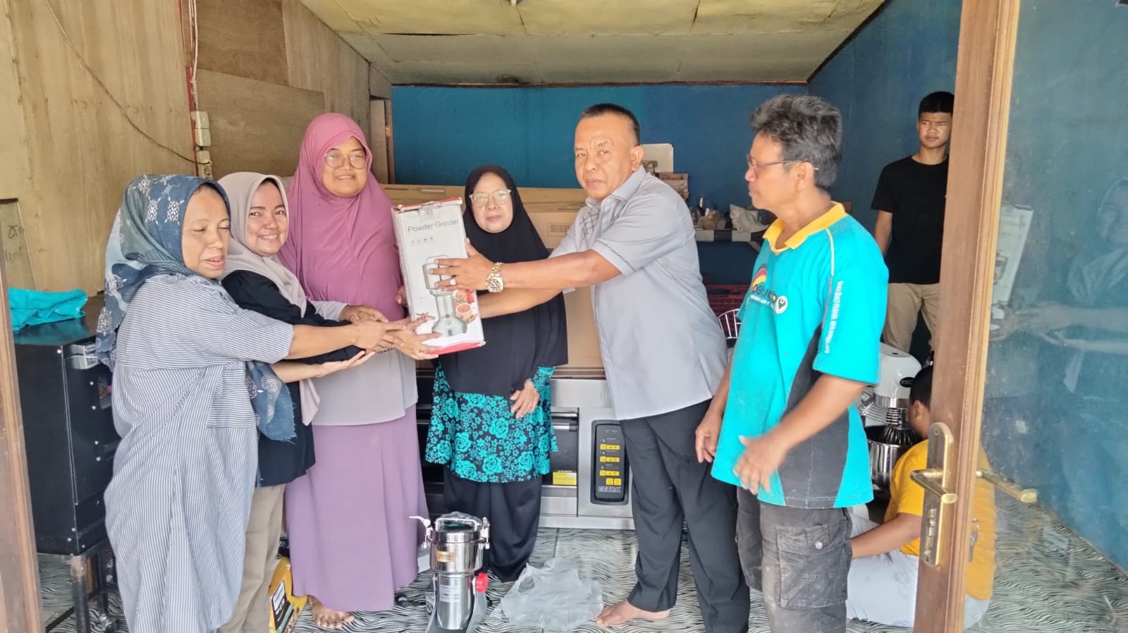 Anggota DPRD Kota Sawahlunto, Jhoni Warta, SH bersama  Disperindagkop menyerahkan bantuan Alat  UMKM kelompok usaha bersama Ar-Rahman Muaro Kalaban Kecamatan Silungkang